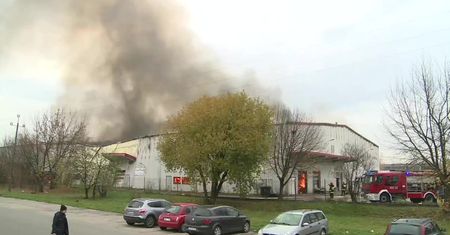 Pożar hali magazynowej w Warszawie. Zawaliła się część dachu