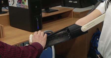 Kinga urodziła się bez ręki, koledzy wydrukowali dla niej protezę. “W gimnazjum strasznie mnie przezywali”