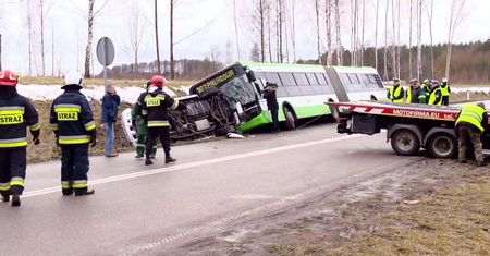 Wpadek autobusu i osobówki pod Białymstokiem. Pięcioro dzieci trafiło do szpitala
