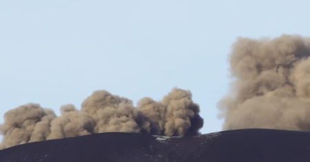Samochody na Sycylii pokryte warstwą wulkanicznego pyłu. Etna znowu niespokojna