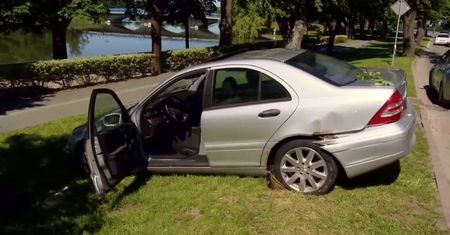 Toczące się auto uderzyło w ławkę z matką i dzieckiem i wjechało do jeziora