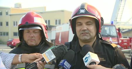 130 strażaków zaangażowanych w gaszenie pożaru hali magazynowej w Gdańsku
