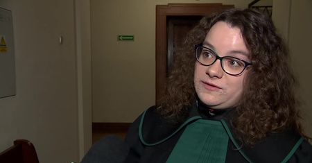 “Dziewczynka z matką były przyjaciółkami rodziny”. Ruszył proces policjanta, oskarżonego o gwałt na sześciolatce