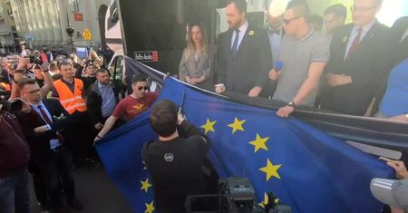Pocięli flagę Unii Europejskiej sekatorem. Marsz Narodowców w Warszawie, była próba blokady
