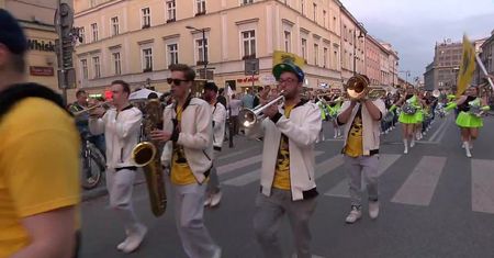 100-osobowa orkiestra zagrała „Sen o Warszawie” na ulicach stolicy pod batutą L.U.C.
