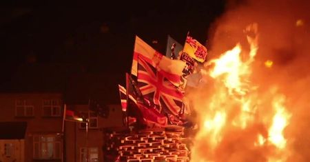 Zapłonął ogromny stos ozdobiony flagami Wielkiej Brytanii. Irlandczycy z Północy protestowali przeciwko brytyjskiej dominacji
