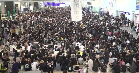 Setki ubranych na czarno demonstrantów okupują terminal lotniska w Hongkongu. Szefowa rządu: Nie ustąpimy!