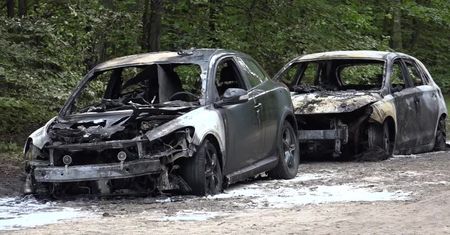 Pięć samochodów spłonęło na drodze leśnej w Bieszkowicach. Policja bada przyczyny pożaru