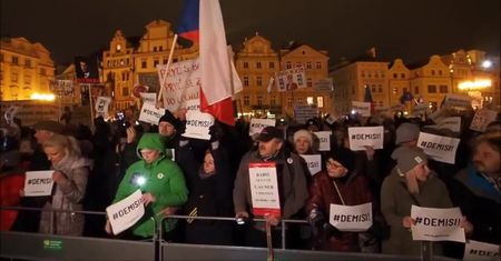 Masowe w protesty w Pradze. Premier Czech przetrwał głosowanie o wotum nieufności dla swojego rządu