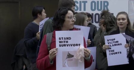 “Bieliźniany” protest w Oksfordzie po uniewinnieniu gwałciciela 17-latki ze względu na strój ofiary