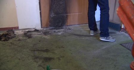 Działa na rzecz tolerancji. Ktoś powiesił kartkę z ostrzeżeniem i podpalił jej drzwi