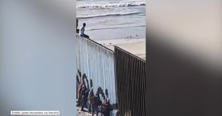 Migranci z Ameryki Środkowej dotarli do granicy USA. Z muru granicznego przegonili ich strażnicy