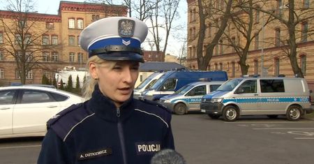 Leżała na chodniku, była już sina. Policjanci uratowali 2,5-letnią dziewczynkę