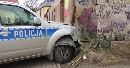 Rozbity radiowóz i dwóch rannych policjantów. Nieudany pościg w Wojcieszycach