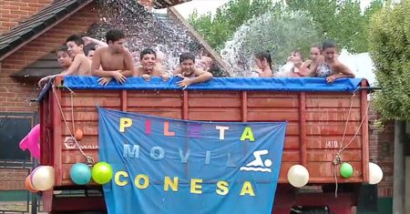 Mobilny basen w… przyczepie, czyli niecodzienna konstrukcja rodem z Argentyny