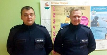 Policjanci i sąsiedzi uratowali rodzinę z płonącego mieszkania.