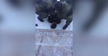 Zatrzymanie ucznia, który siekierą zaatakował kolegów w rosyjskiej szkole. Zobacz nagranie z akcji policji.