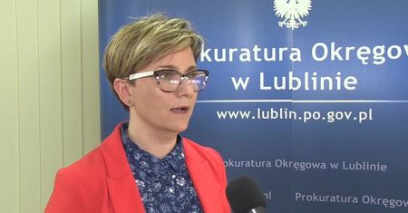 Kobieta okradała sklep, a funkcjonariusz CBŚP schował się za kartonem z czipsami