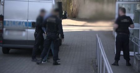 Pobity 6-miesięczny chłopiec przeszedł operację i jest w śpiączce