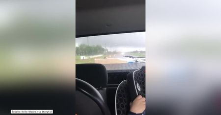 Uciekający samochód. Rodzina pędziła, aby zostawić w tyle tornado