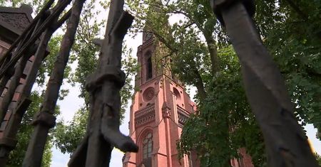 Wszedł do kaplicy, przeżegnał się, a potem ukradł świece i figurkę Jezusa