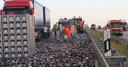 Serce może zakłuć na taki widok. 350 krat piwa rozbitych na niemieckiej autostradzie