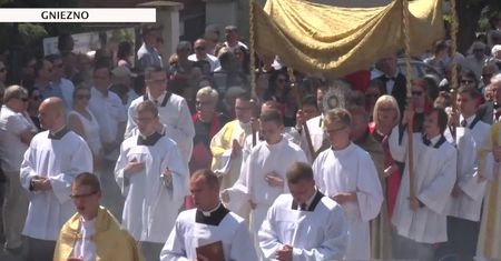 Dziś Boże Ciało. Kolorowe procesje przeszły ulicami miast w całym kraju
