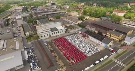 W Gliwicach ułożono rekordową polską flagę z… białych i czerwonych samochodów