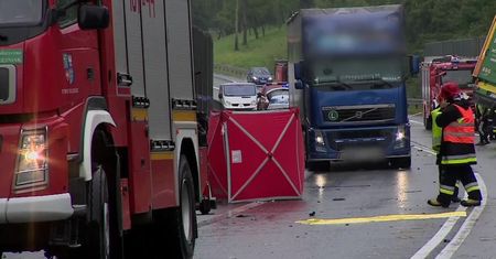 Zderzenie TIR-a z osobówką pod Bochnią. 2 osoby nie żyją, 3 ranne