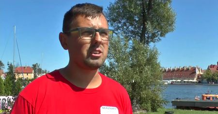 Jacht spłonął na jeziorze Mikołajskim. Pasażerowie wyskoczyli za burtę