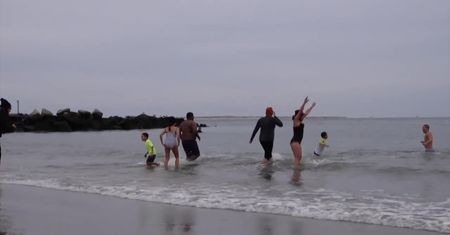 Grupa nowojorskich morsów świętowała Nowy Rok, pływając w lodowatej wodzie Atlantyku
