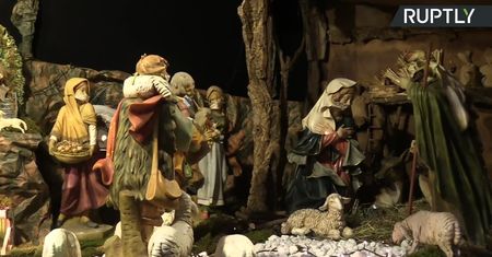 Maryja i Józef nad żłobkiem w maseczkach. Epidemia “dopadła” nawet bożonarodzeniowe szopki