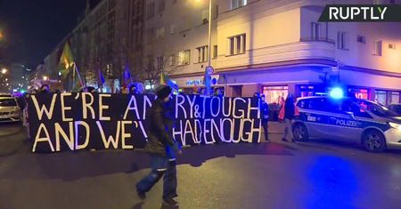 Protesty w Berlinie. Tysiące osób demonstrują przeciw przemocy wobec kobiet.