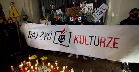 “Nie rozumiem, dlaczego najbardziej zarażamy się w teatrze”. Protest artystów w Warszawie