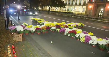 Protest rolników przed KPRM. Oburzeni decyzją o zamknięciu cmentarzy