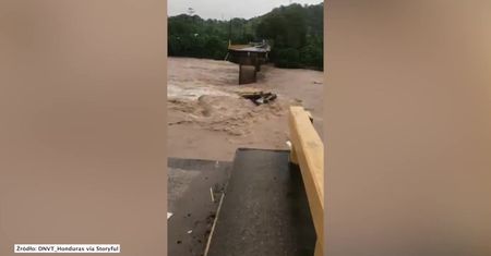Potężny huragan Eta sieje spustoszenie w Nikaragui. W miejscowości La Ceiba wzburzona woda zniszczyła most