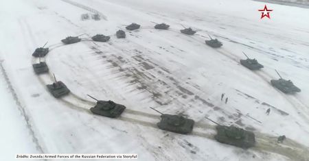 “From Russia with love”. Serduszko utworzone przez czołgi, by oświadczyć się narzeczonej