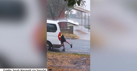 Zalane ulice nie są dla niej żadną przeszkodą. Australijska listonoszka roznosi listy brodząc w wodzie po kostki