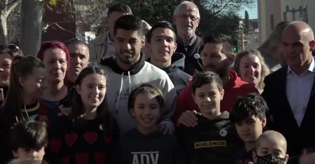 Prezent z okazji Święta Trzech Króli. Barcelona jak co roku zorganizowała otwarty trening. Po zajęciach piłkarze odwiedzali chore dzieci w szpitalach