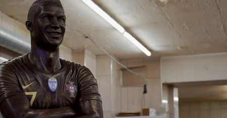 Szwajcarski choloatier stworzył rzeźbę Cristiano Ronaldo z… czekolady