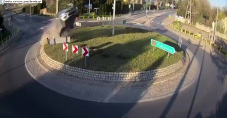 Groźny wypadek w Rąbieniu. Rozpędzony samochód po wjechaniu na rondo wyskoczył w powietrze i złamał drzewo na wysokości 7 metrów