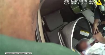 Uciekał przed policją i zatrzasnął dziecko w samochodzie. Policjanci otworzyli auto wykorzystując narzędzia od świadków