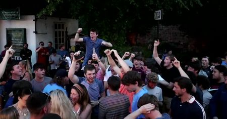 Kibice Liverpoolu ponownie wylegli na ulice miasta, aby świętować tytuł. Nie stosowali się do zasad bezpieczeństwa i dystansu społecznego, zostawiając po sobie sterty śmieci