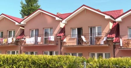 Czworo kolejnych turystów w Rewalu zakażonych koronawirusem