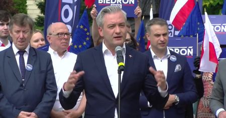 “Ciekawe, czy zabierze klęcznik”. R. Biedroń zakpił z planowanej wizyty A. Dudy w Waszyngtonie