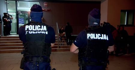 Pokojowy protest Obywateli RP pod Pomnikiem Powstania Warszawskiego. Policja zatrzymała 10 osób