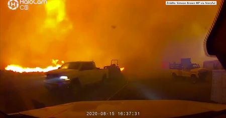 Potężne pożary lasów w Kalifornii. Strażacy w ostatniej chwili uciekli przed rozprzestrzeniającym się ogniem
