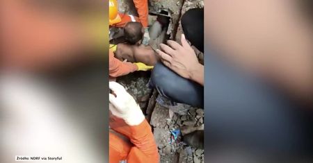 Żywi wyciągnięci z zwalonego budynku w Indiach. Co najmniej 10 osób zginęło