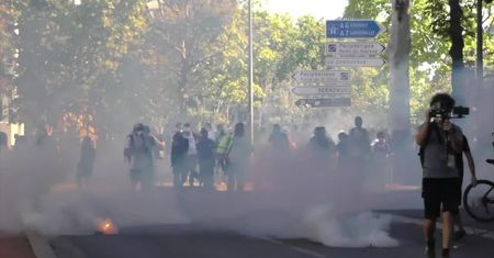“Żółte kamizelki” wróciły na francuskie ulice. Starcia z policją, funkcjonariusze użyli gazu pieprzowego