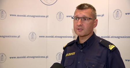 Nie chcieli założyć maseczek w samolocie. Gdańscy strażnicy graniczni ukarali ich mandatami po 1 tys. zł